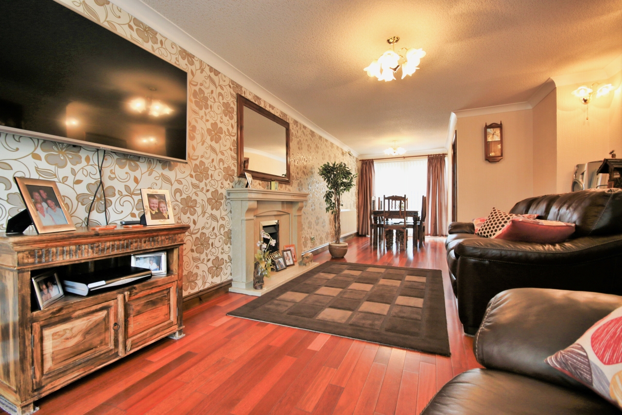 3 Bed Detached House For Sale - Photograph 2