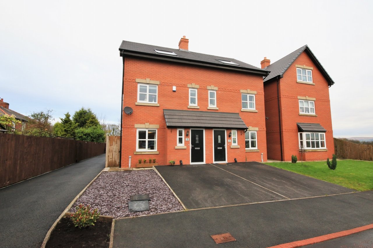 4 Bed Semi-detached House For Sale - Photograph 1