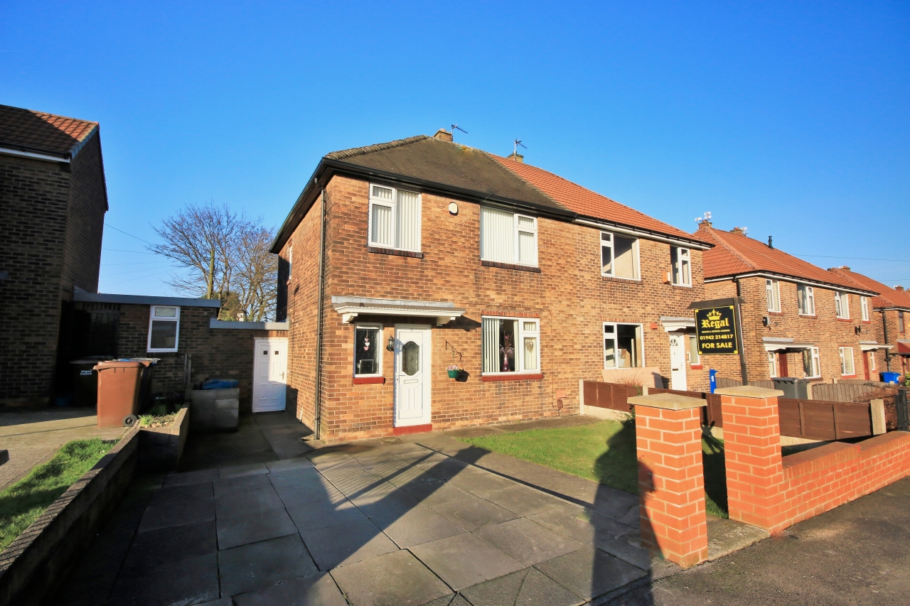 3 Bed Semi-detached House To Rent - Photograph 1