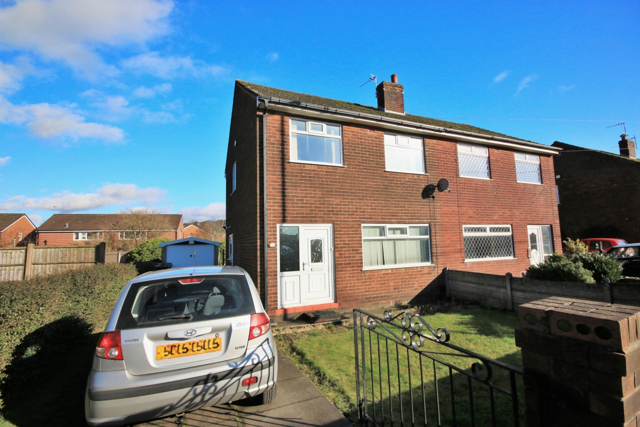 3 Bed Semi-detached House To Rent - Photograph 1
