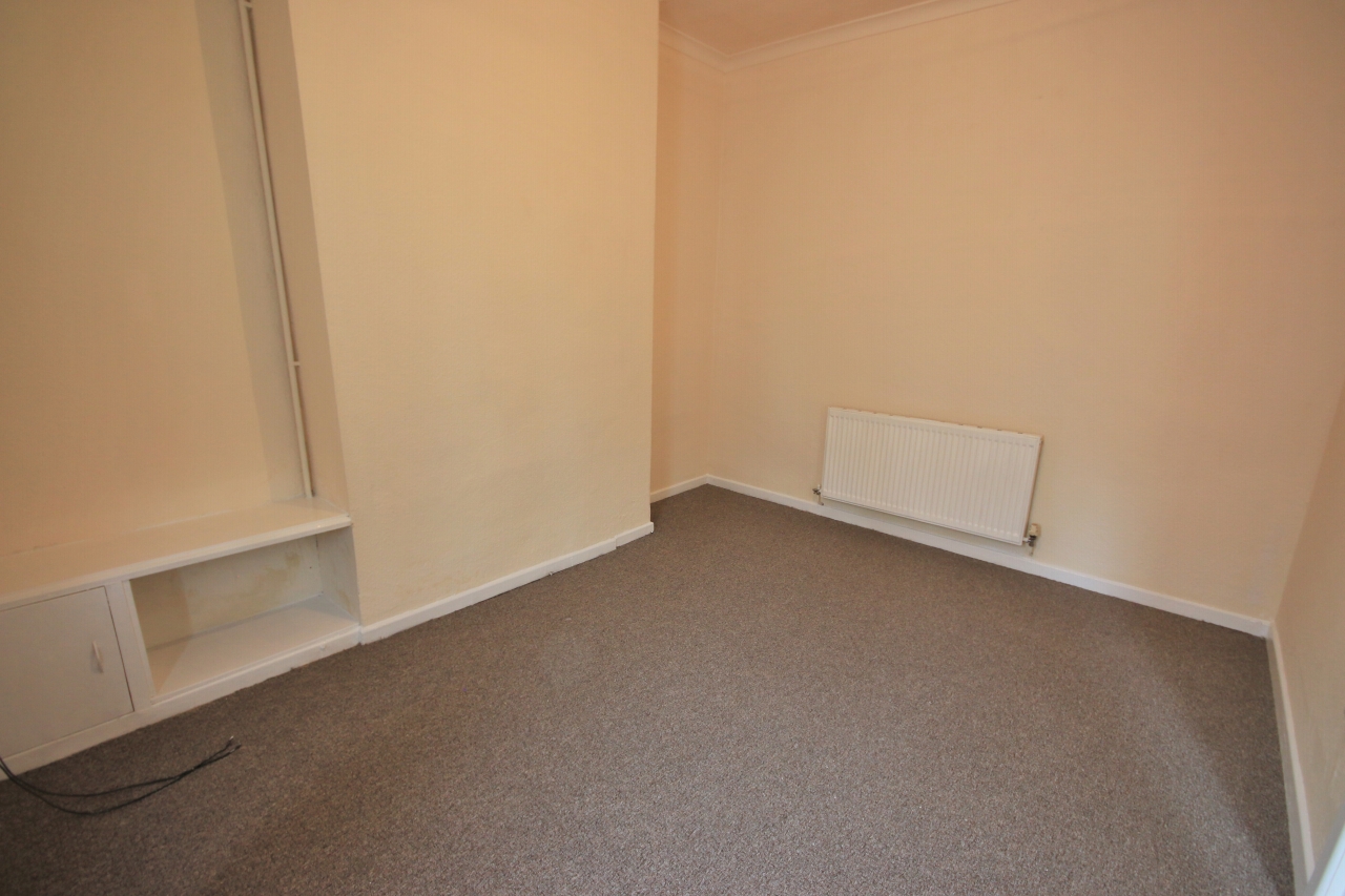 3 bedroom mid terraced house Let in Leigh - Photograph 2.