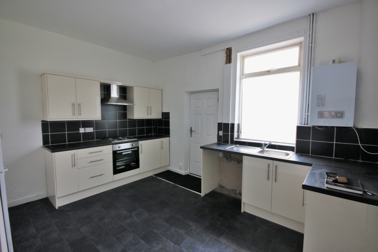 3 bedroom mid terraced house Let in Leigh - Photograph 4.