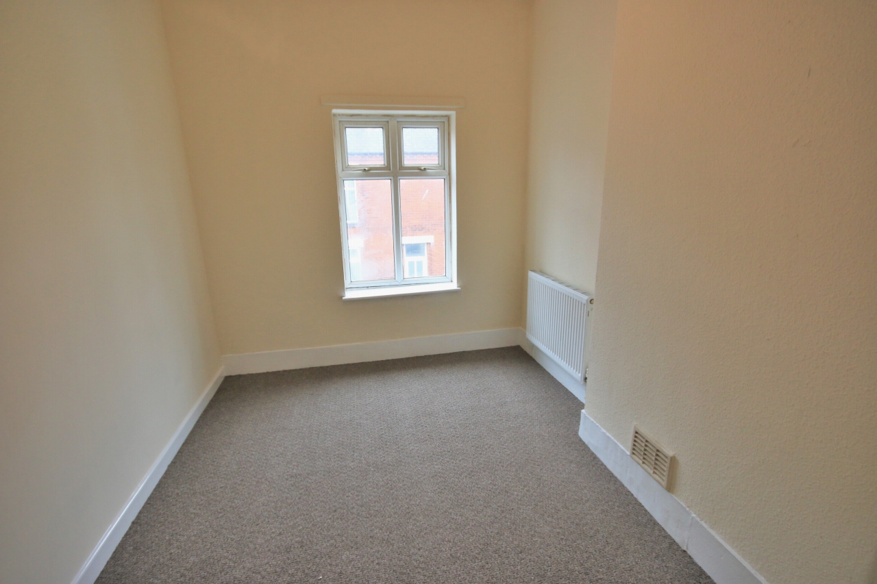 3 bedroom mid terraced house Let in Leigh - Photograph 6.