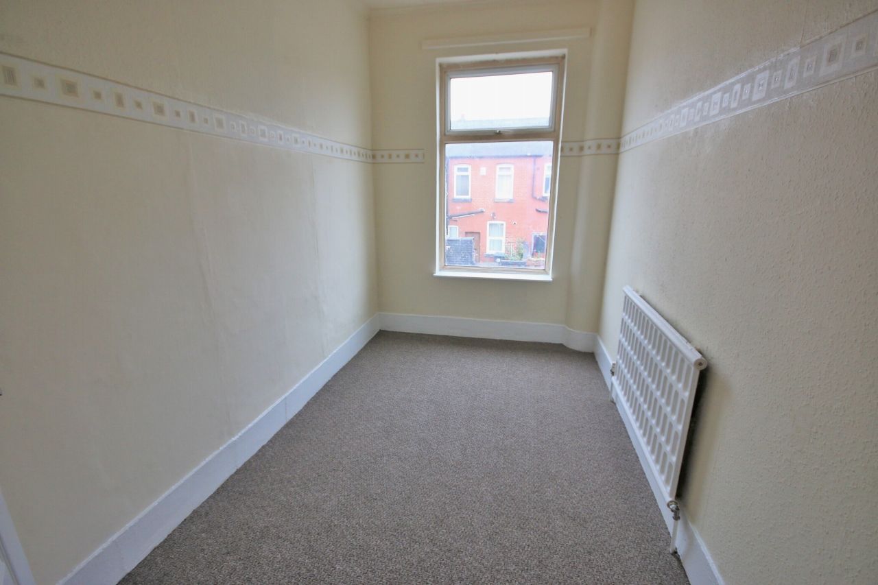 3 bedroom mid terraced house Let in Leigh - Photograph 8.