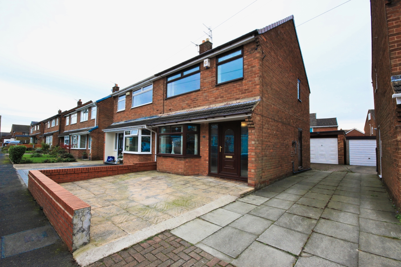 3 Bed Semi-detached House For Sale - Photograph 1