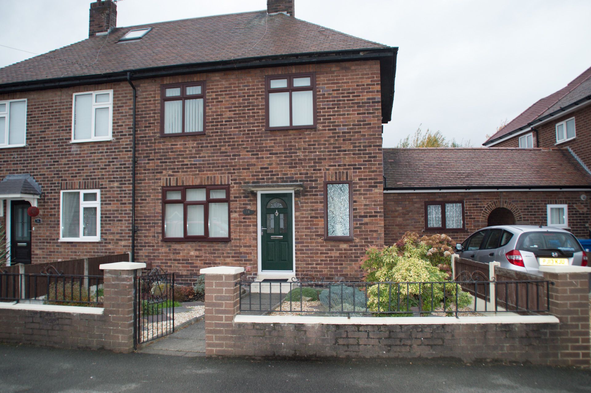 3 Bed Semi-detached House To Rent - Photograph 1