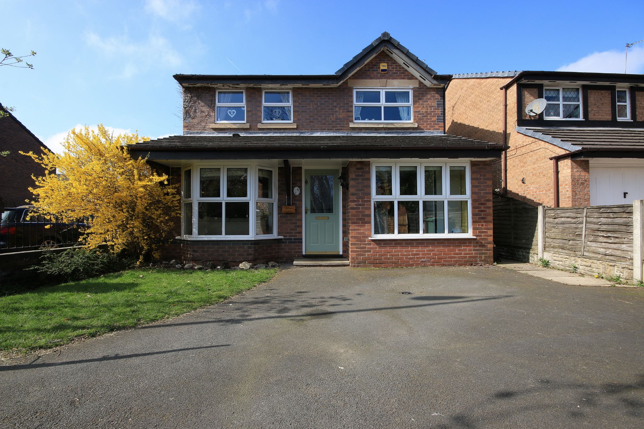 4 Bed Detached House For Sale - Photograph 1