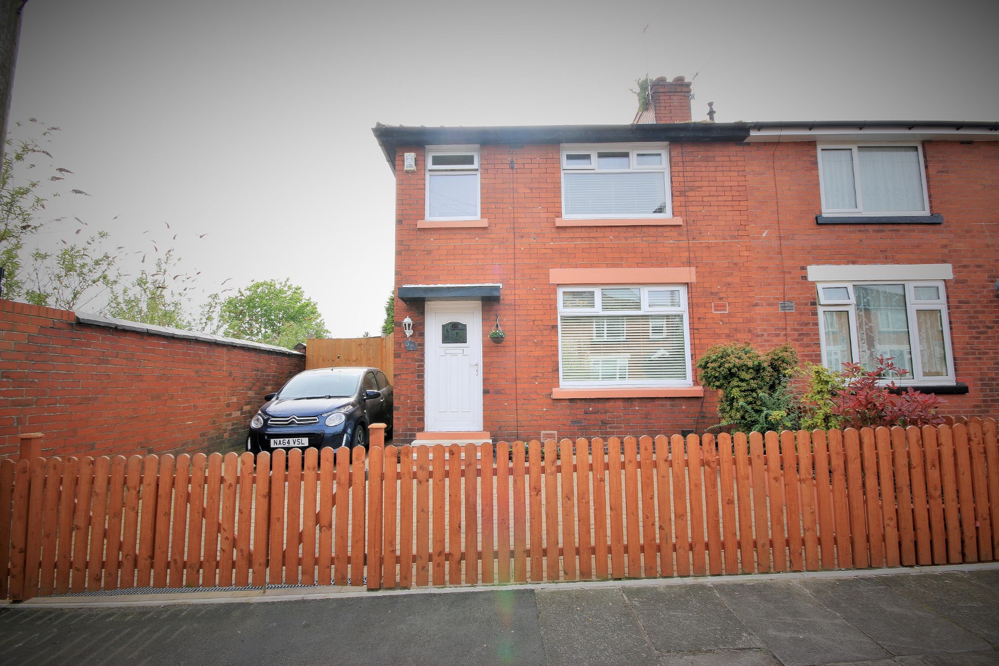 3 Bed Semi-detached House For Sale - Photograph 1