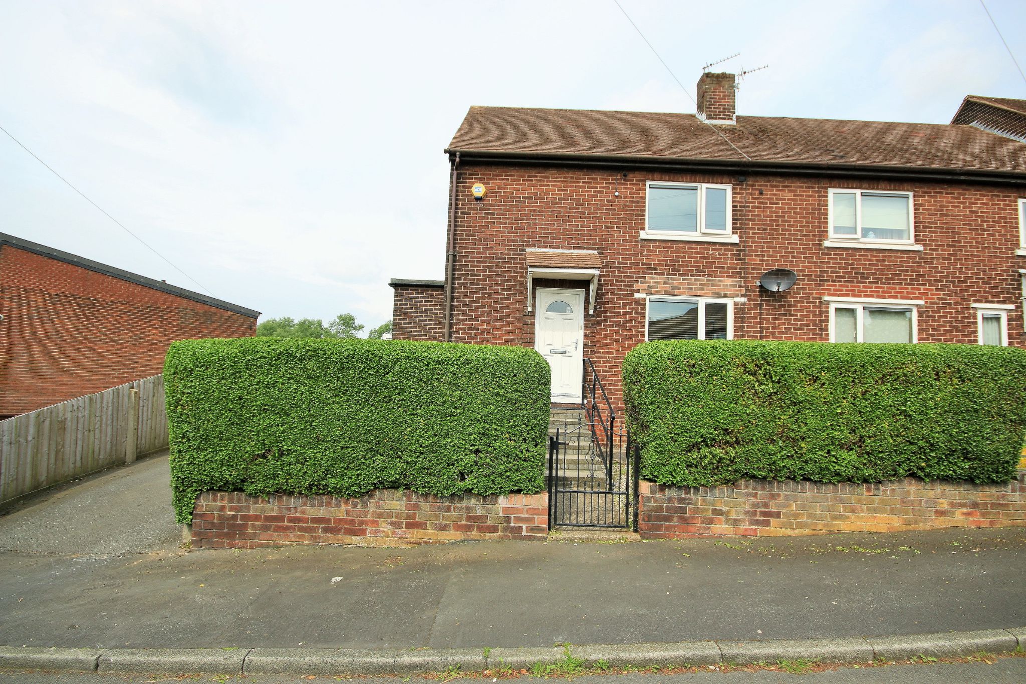3 Bed End Terraced House For Sale - Photograph 1