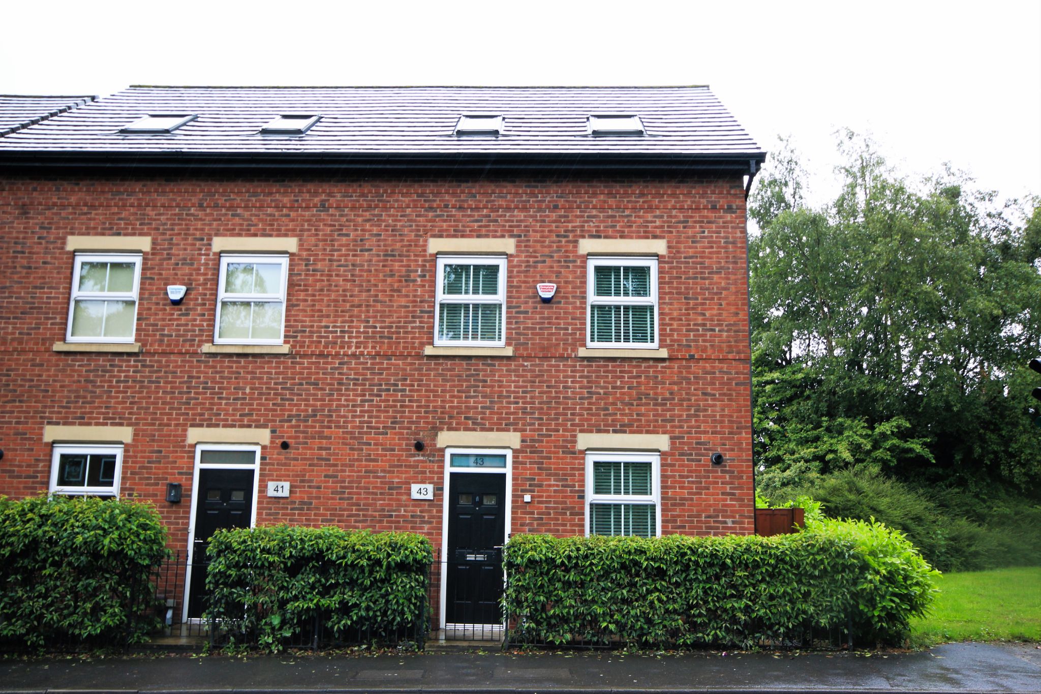 4 Bed Semi-detached House For Sale - Photograph 1
