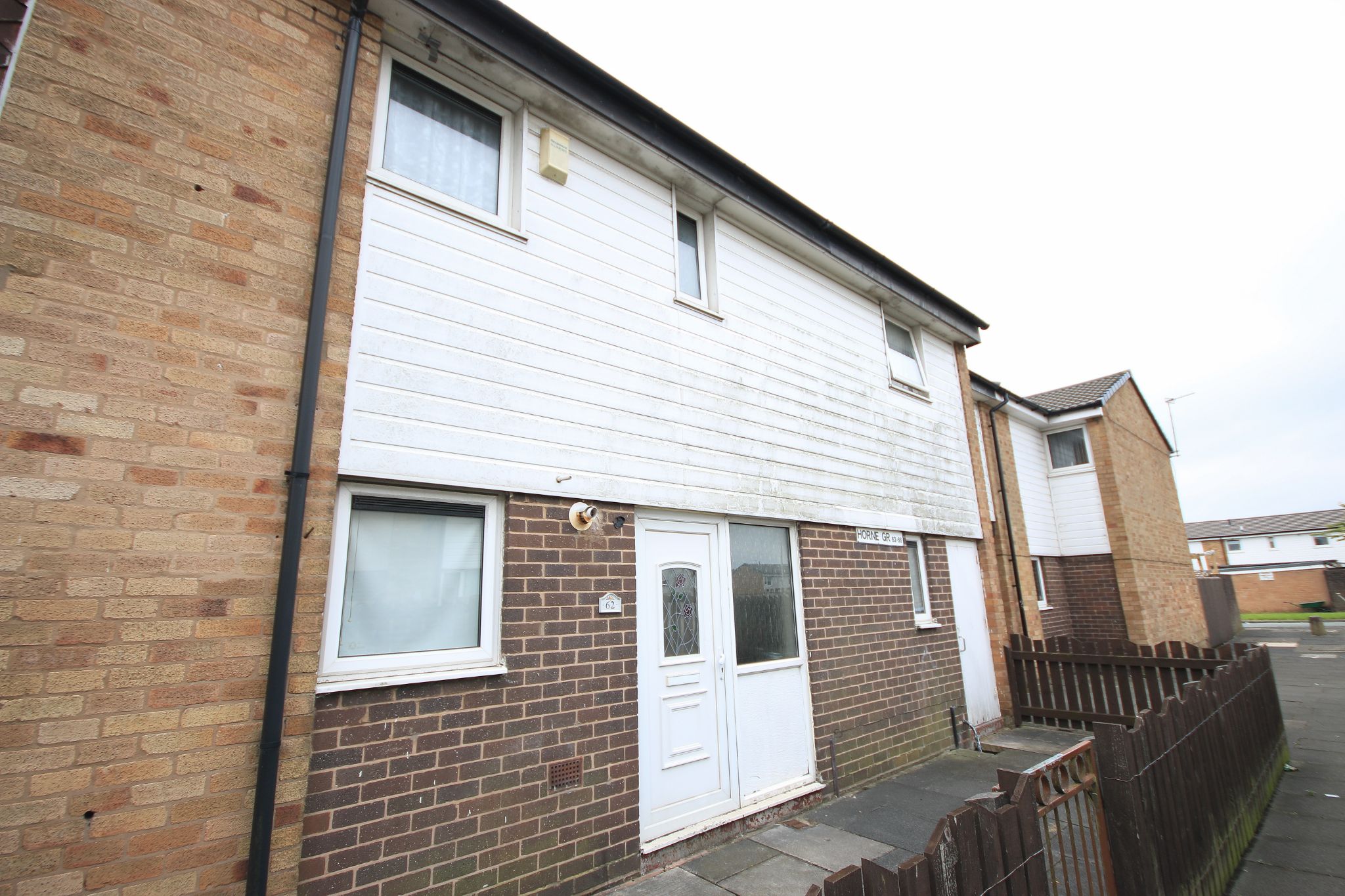 4 Bed Mid Terraced House For Sale - Photograph 1