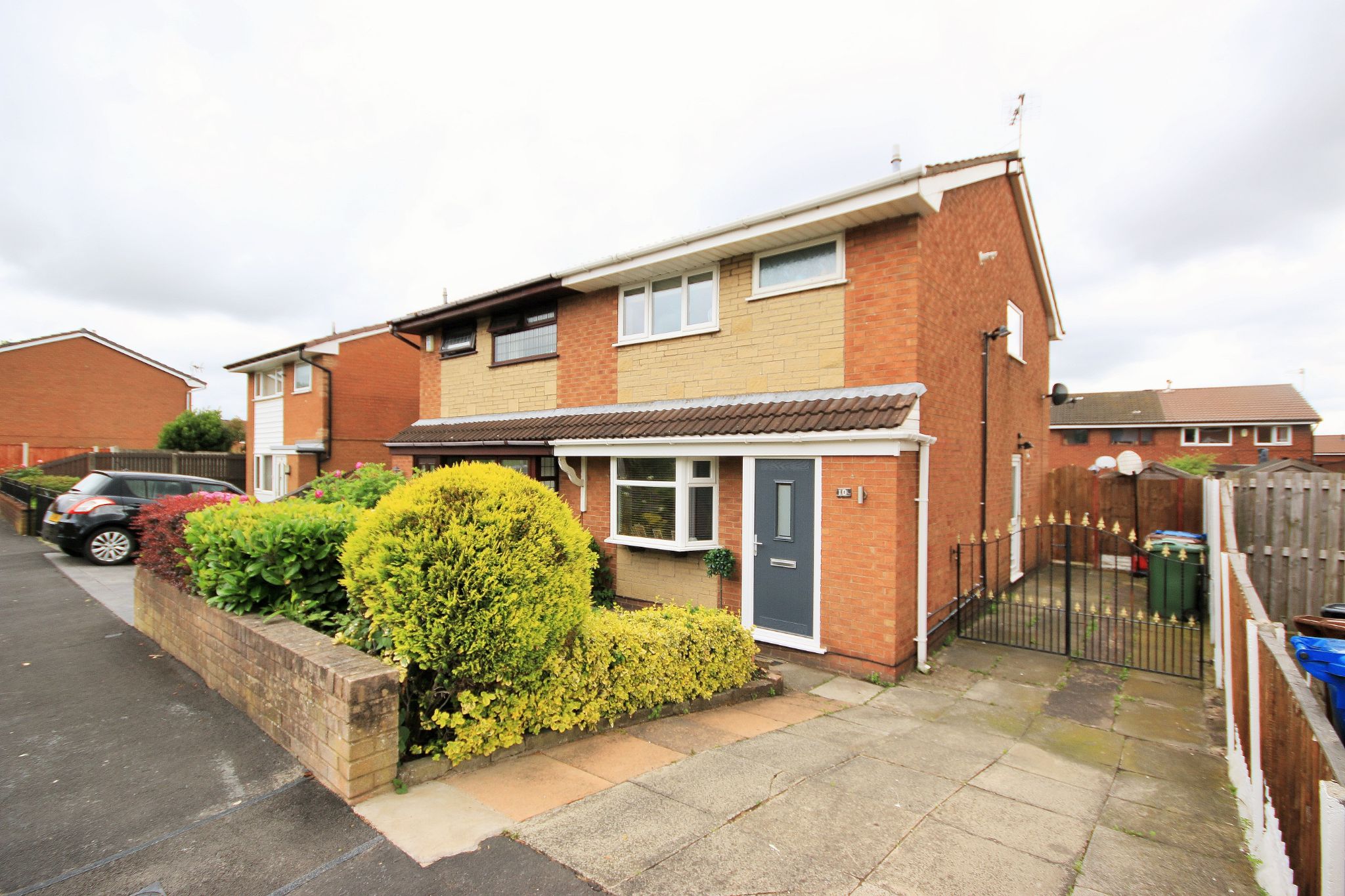 3 Bed Semi-detached House For Sale - Photograph 1