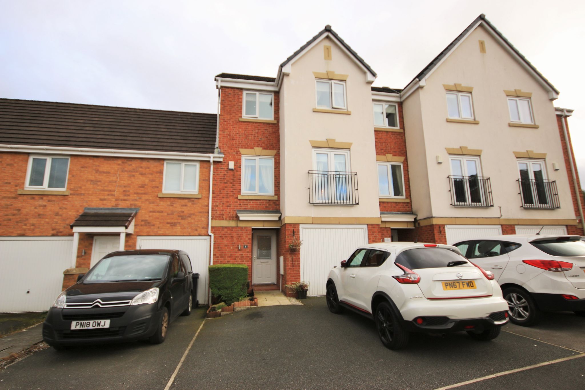 4 Bed Link Detached House For Sale - Photograph 1