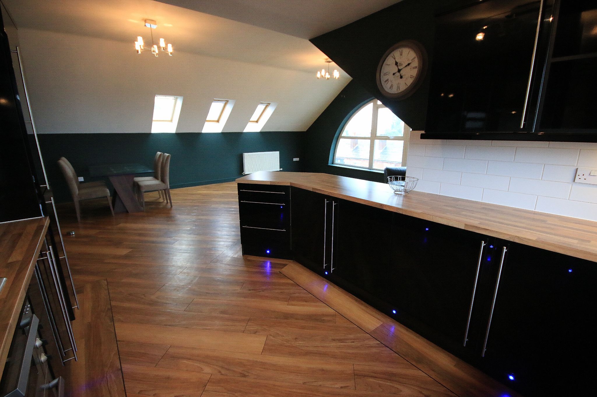 2 bedroom penthouse flat/apartment To Let in Wigan - Photograph 8.