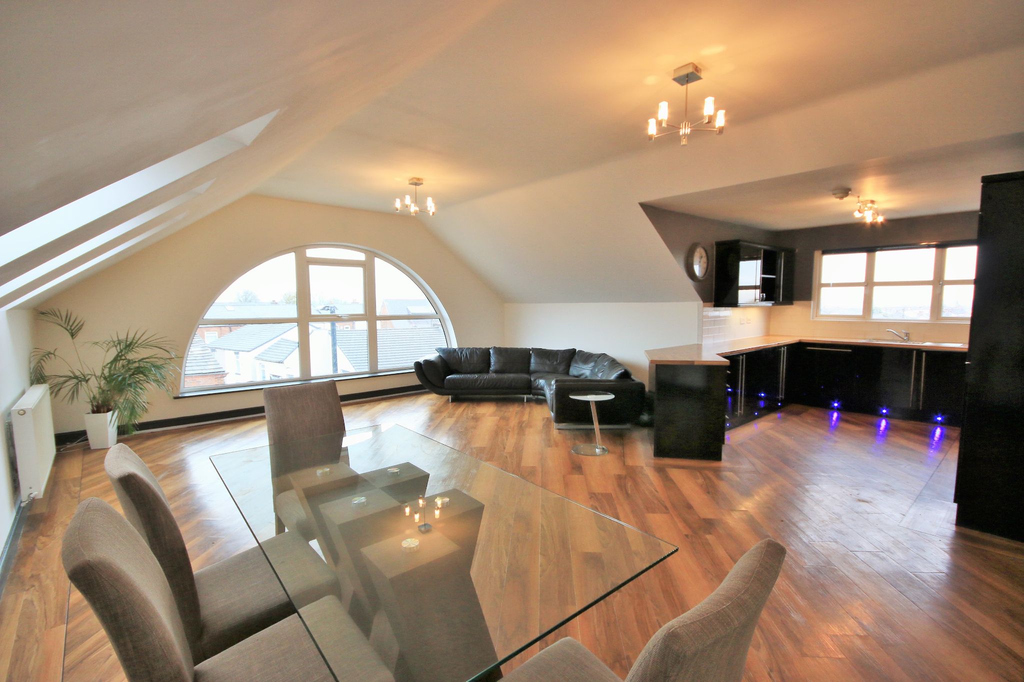 2 bedroom penthouse flat/apartment To Let in Wigan - Photograph 2.