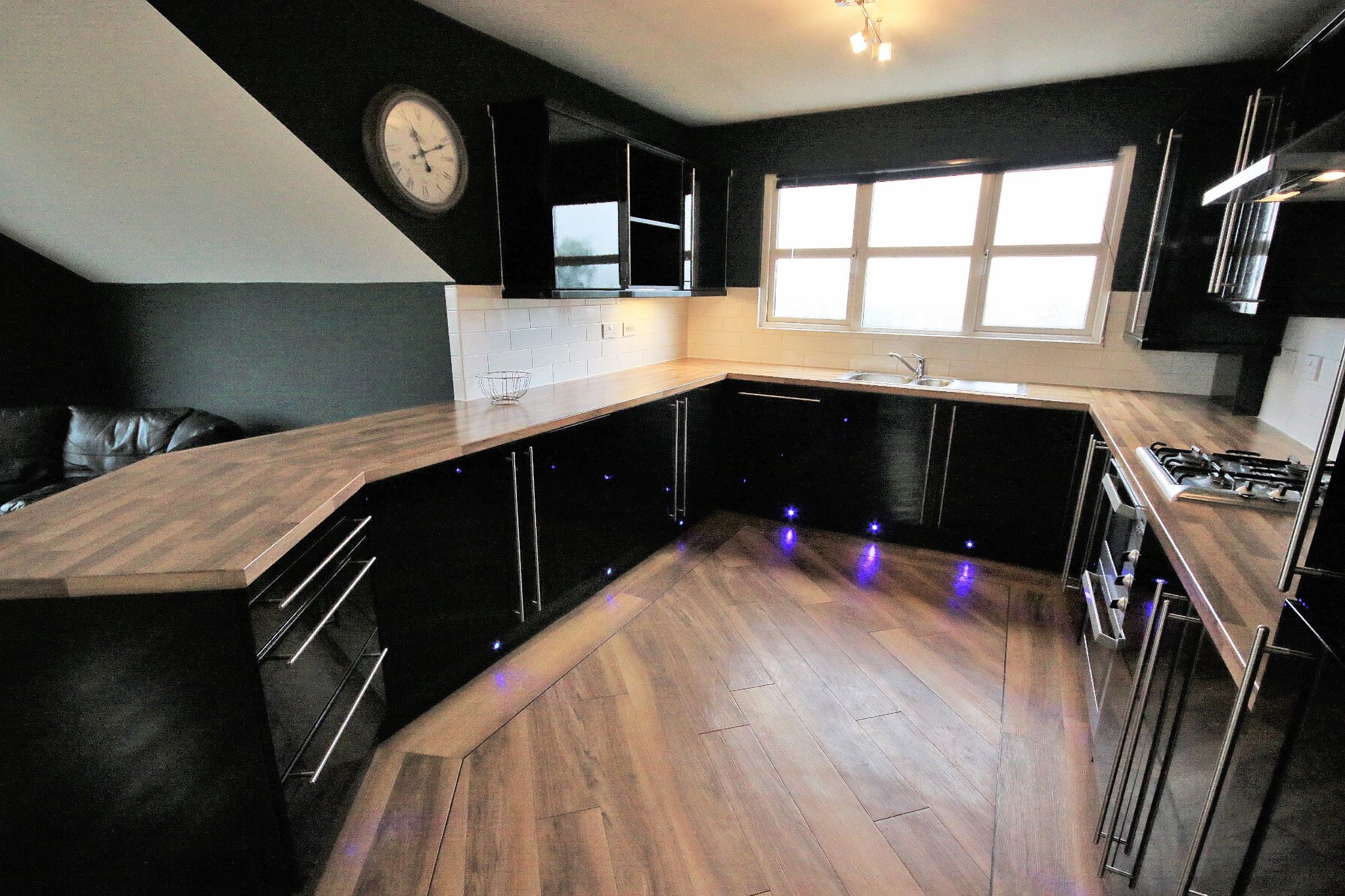 2 bedroom penthouse flat/apartment To Let in Wigan - Photograph 3.