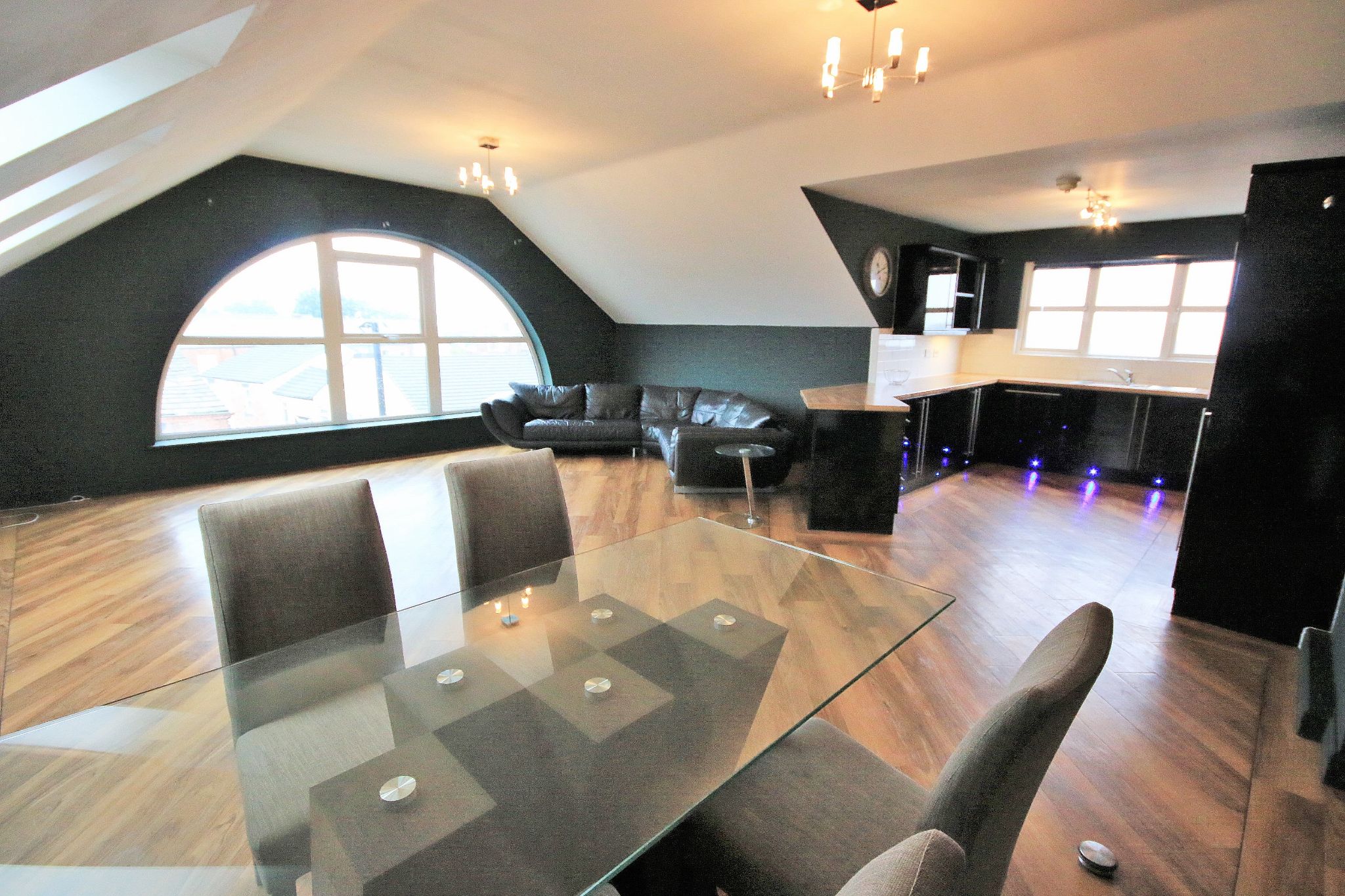 2 bedroom penthouse flat/apartment To Let in Wigan - Photograph 4.