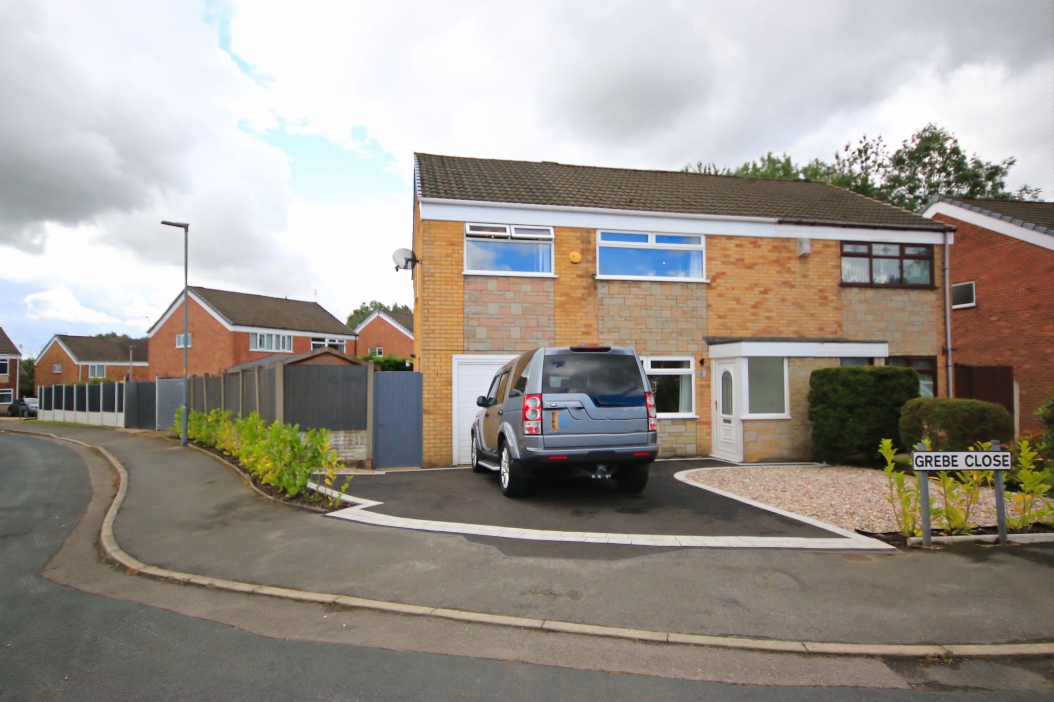 4 Bed Semi-detached House To Rent - Photograph 1