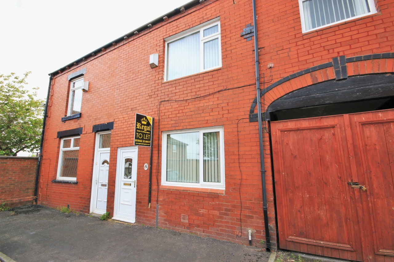 3 Bed Mid Terraced House To Rent - Photograph 1