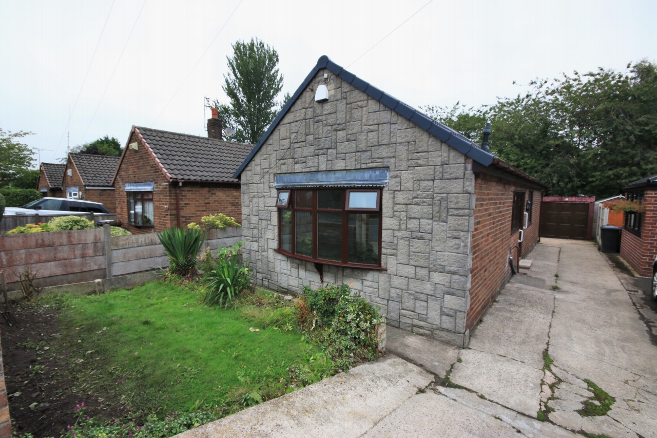 2 Bed Detached Bungalow To Rent - Photograph 1