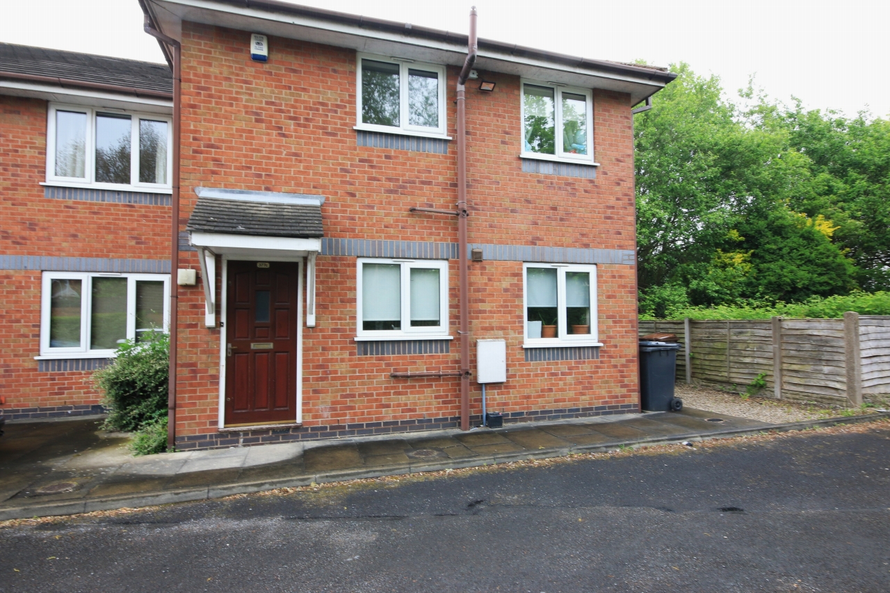 2 bedroom apartment flat/apartment Let in Wigan - Photograph 1.