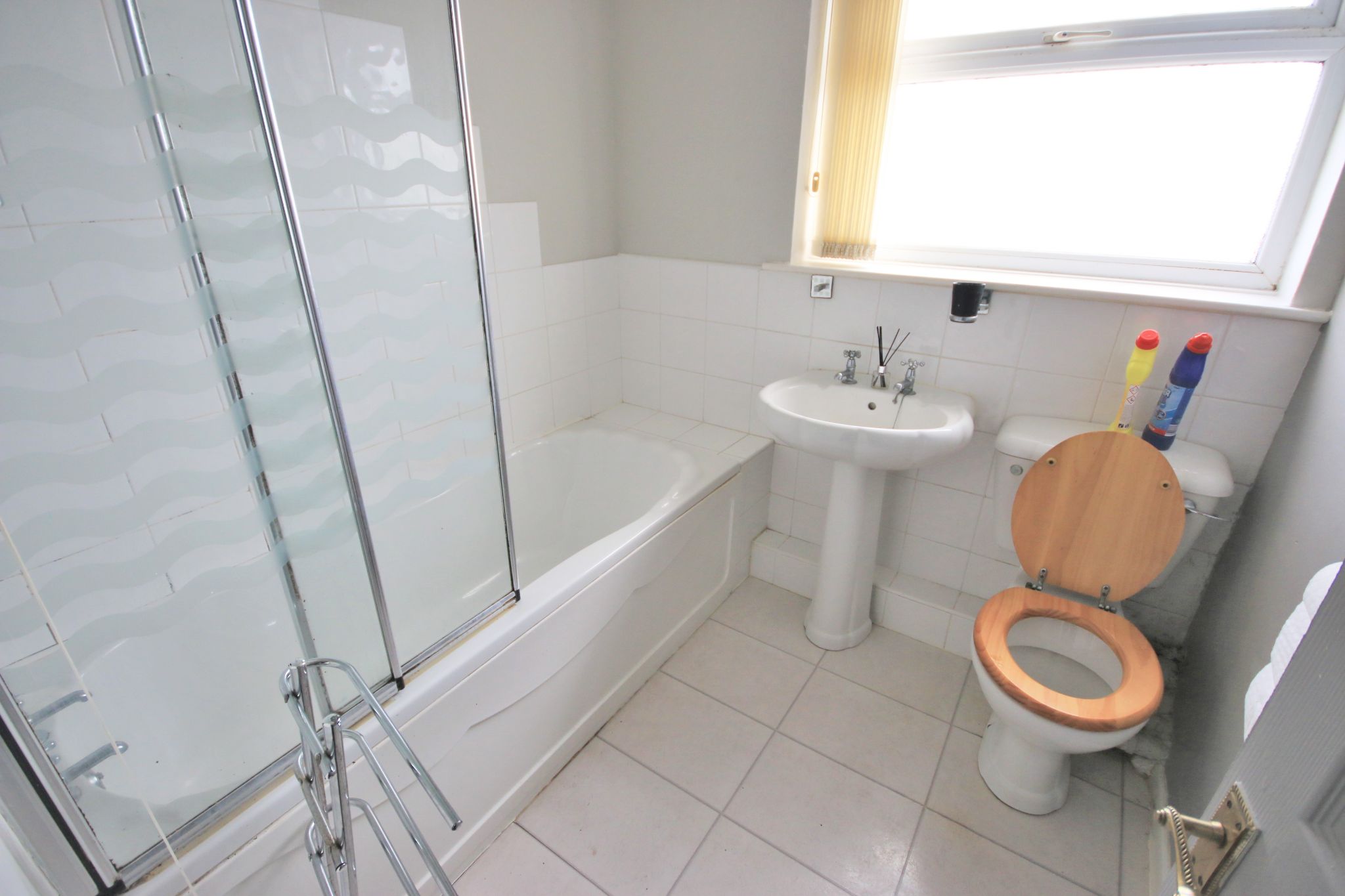 2 bedroom ground floor flat/apartment To Let in Wigan - Photograph 5.