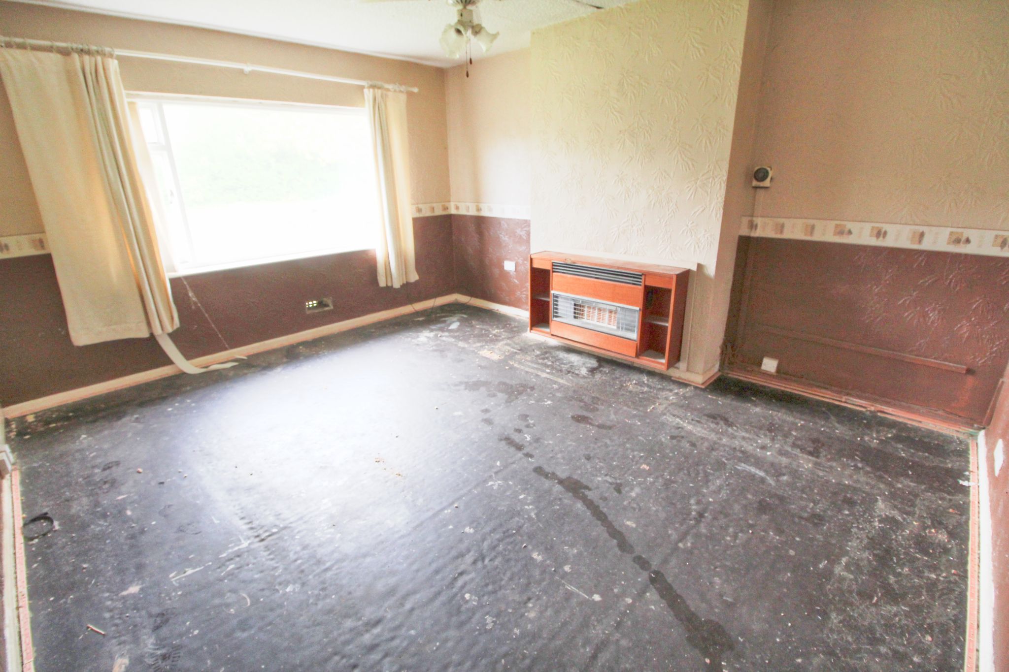 2 bedroom semi-detached bungalow For Sale in Wigan - Photograph 2.
