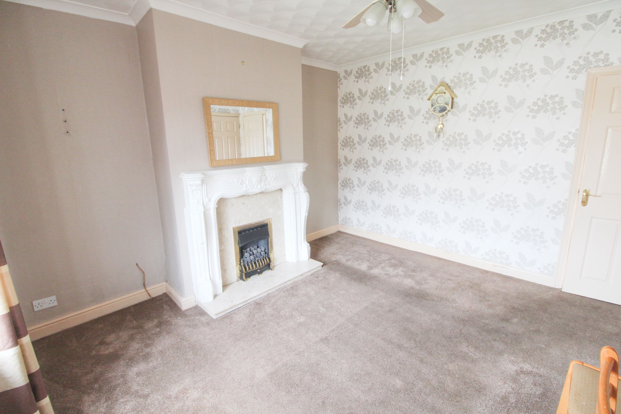 3 bedroom semi-detached house For Sale in Wigan - Property photograph.