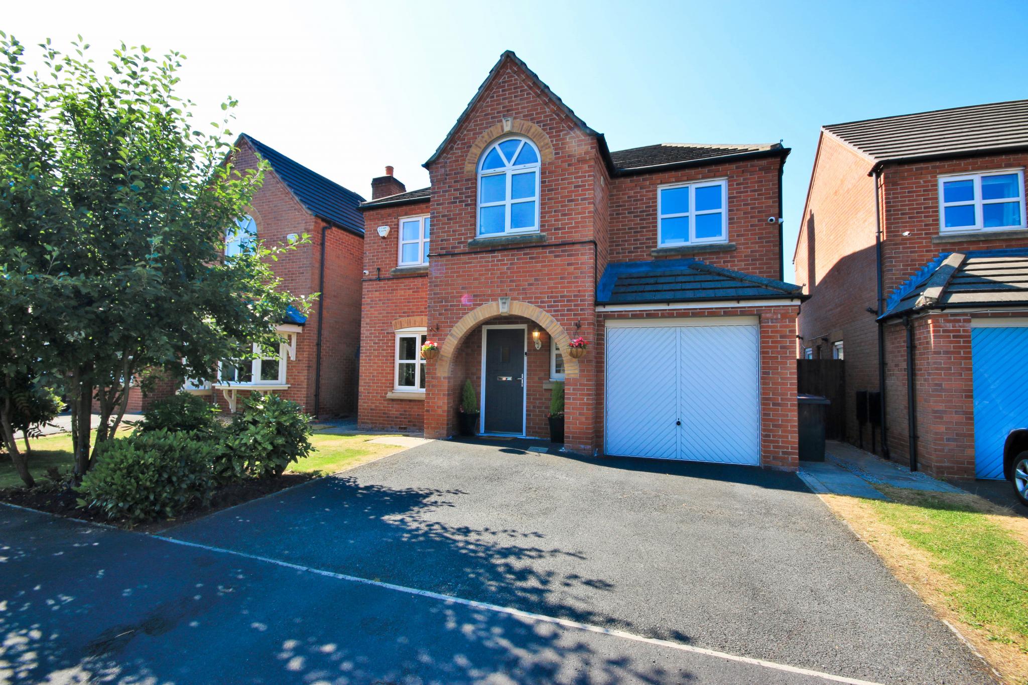 4 Bed Detached House For Sale - Photograph 1