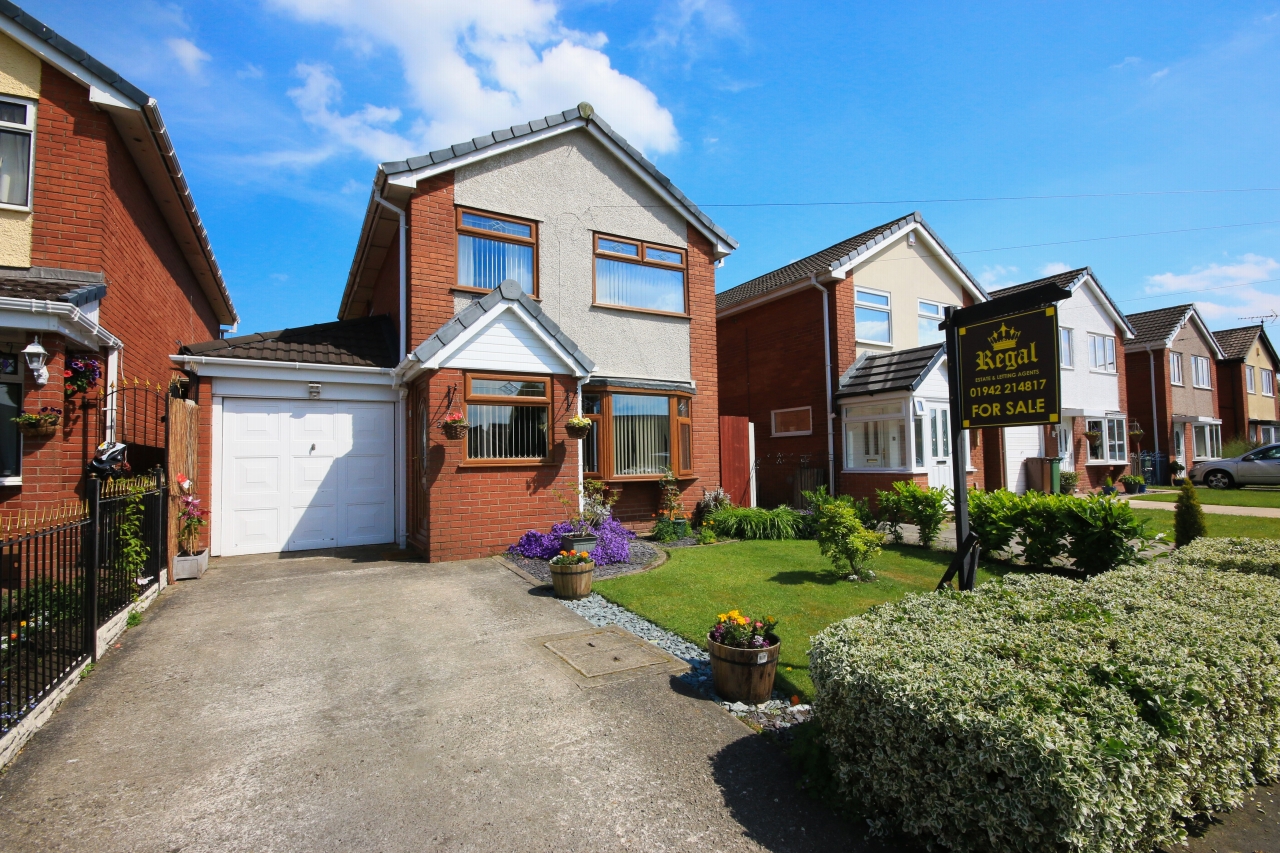 3 Bed Detached House For Sale - Photograph 1