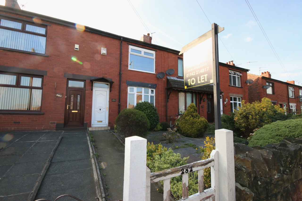 3 Bed Mid Terraced House To Rent - Photograph 1