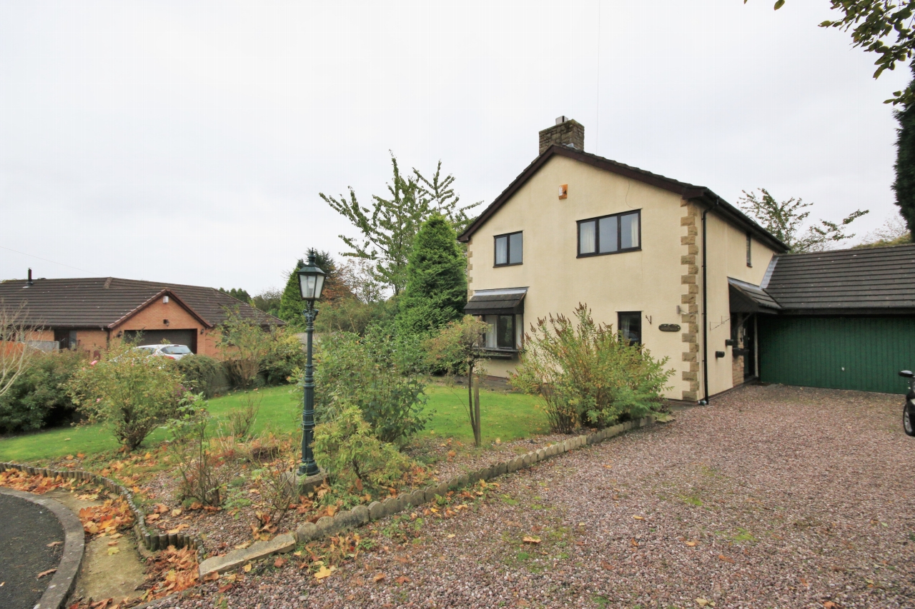 4 Bed Detached House To Rent - Photograph 1