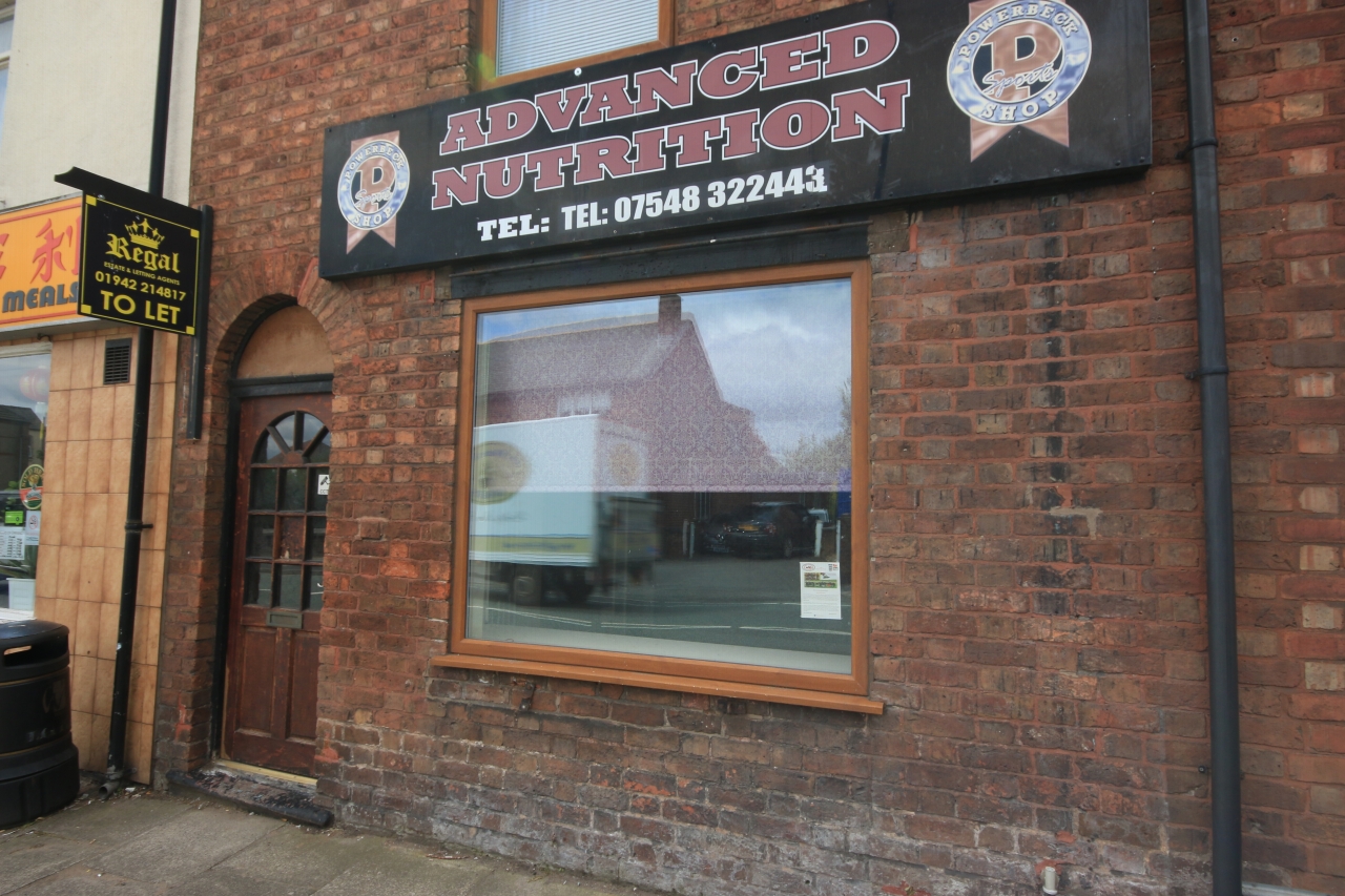 Shop To Rent - Photograph 1