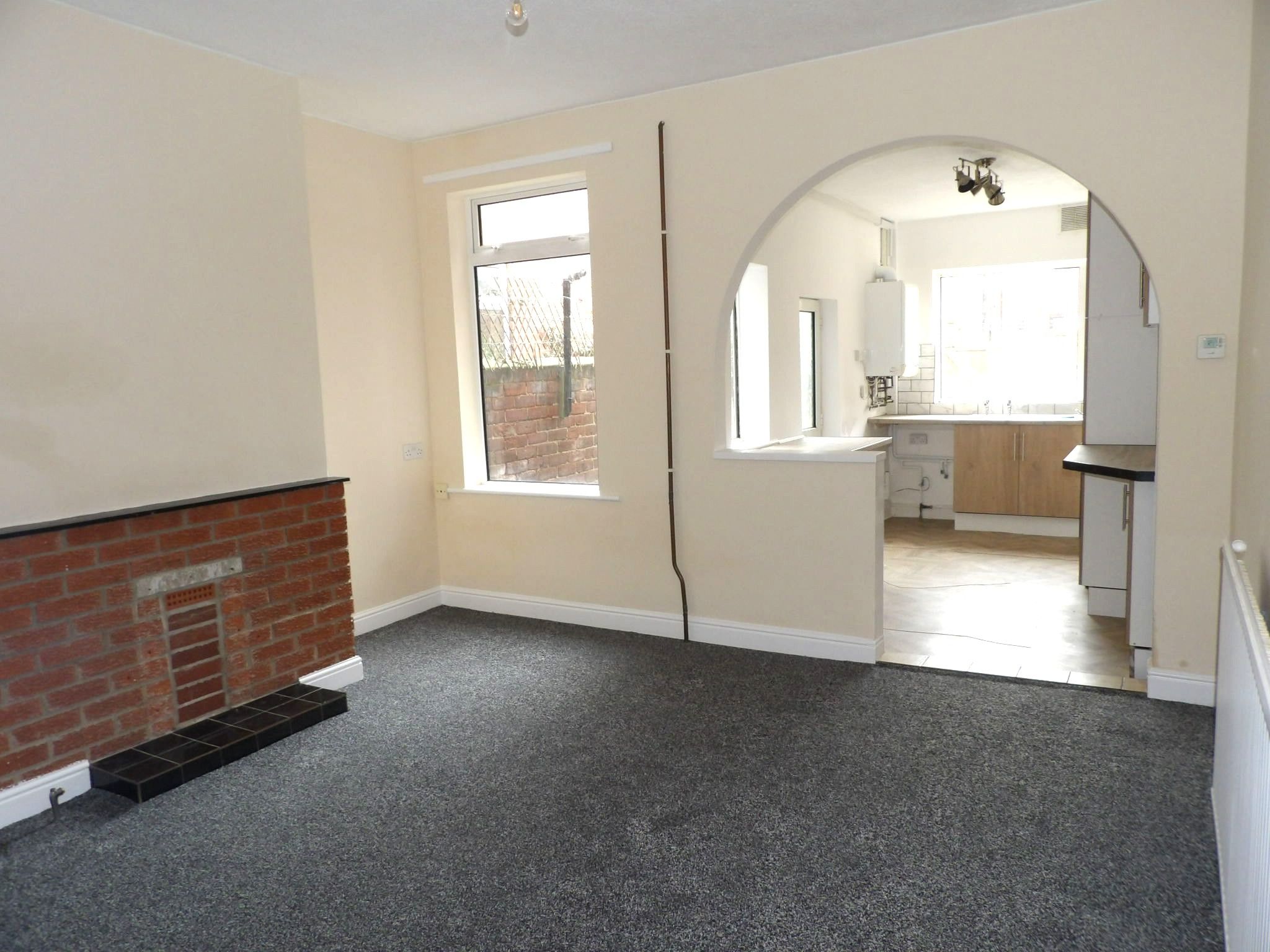 3 bedroom mid terraced house To Let in Doncaster - Property photograph.