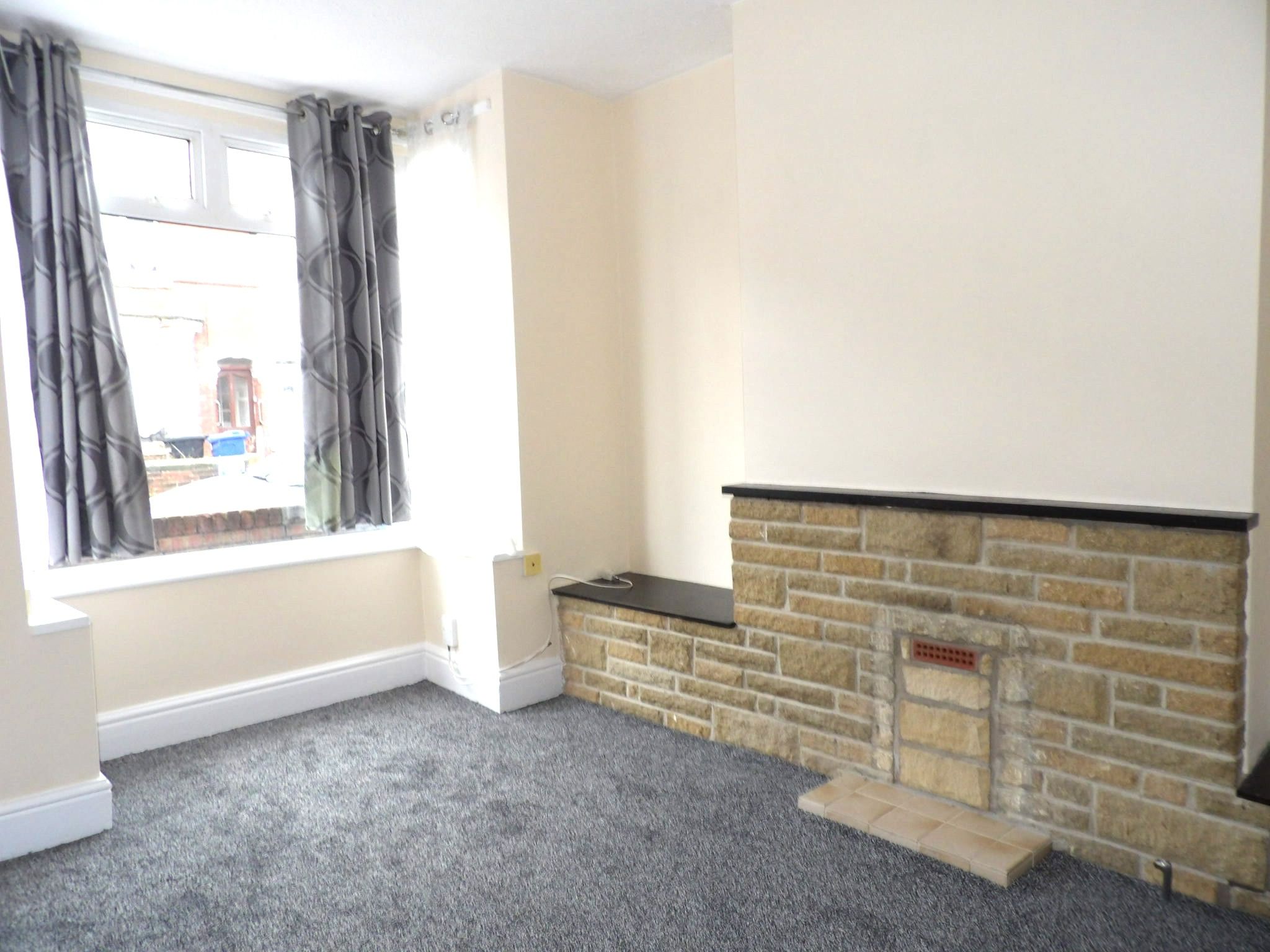 3 bedroom mid terraced house To Let in Doncaster - Property photograph.