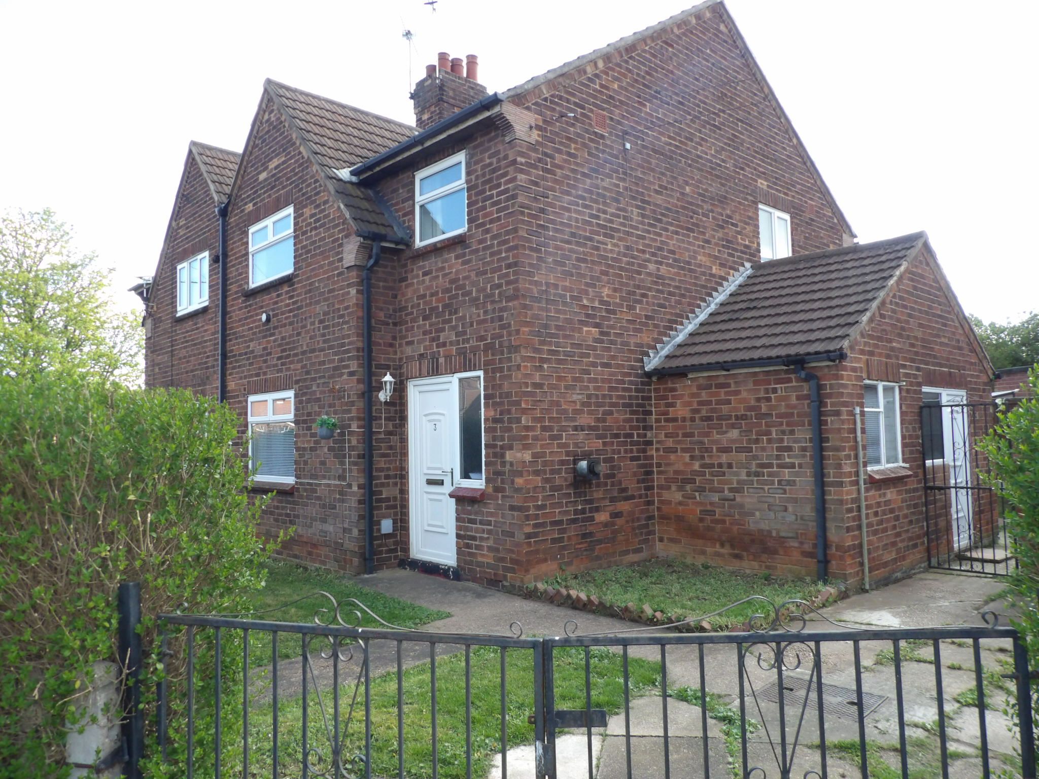 3 bedroom semi-detached house To Let in Doncaster - Property photograph.