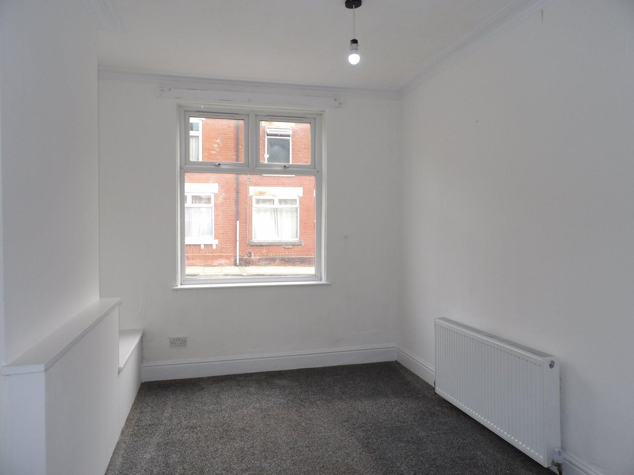 2 bedroom mid terraced house To Let in Doncaster - Property photograph.