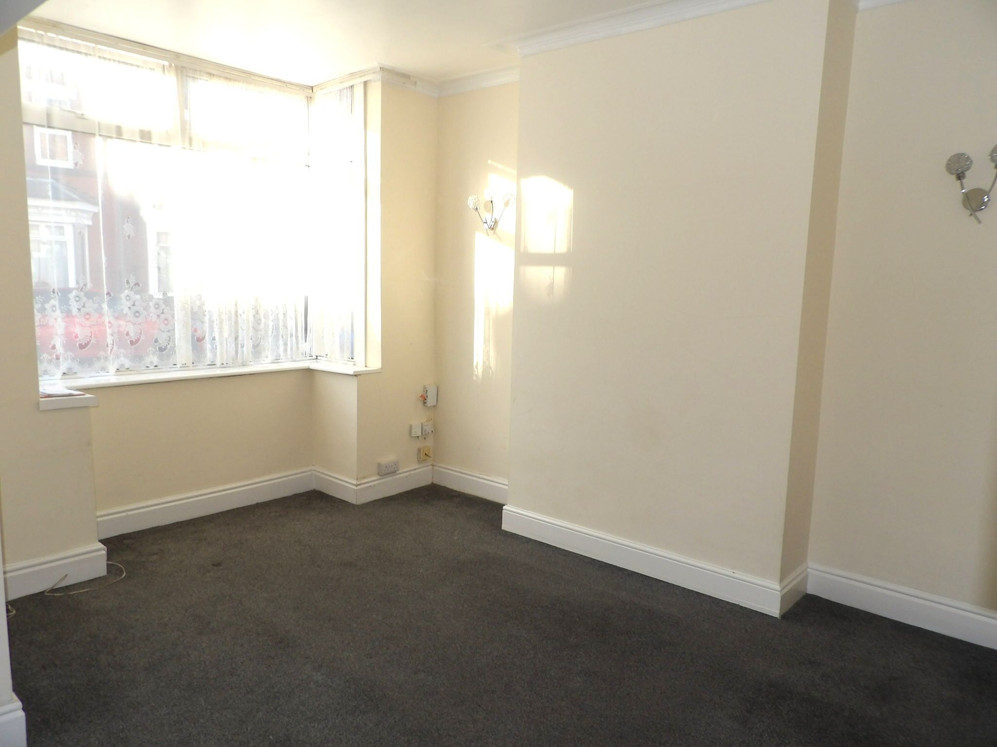 3 bedroom mid terraced house To Let in Doncaster - Property photograph.