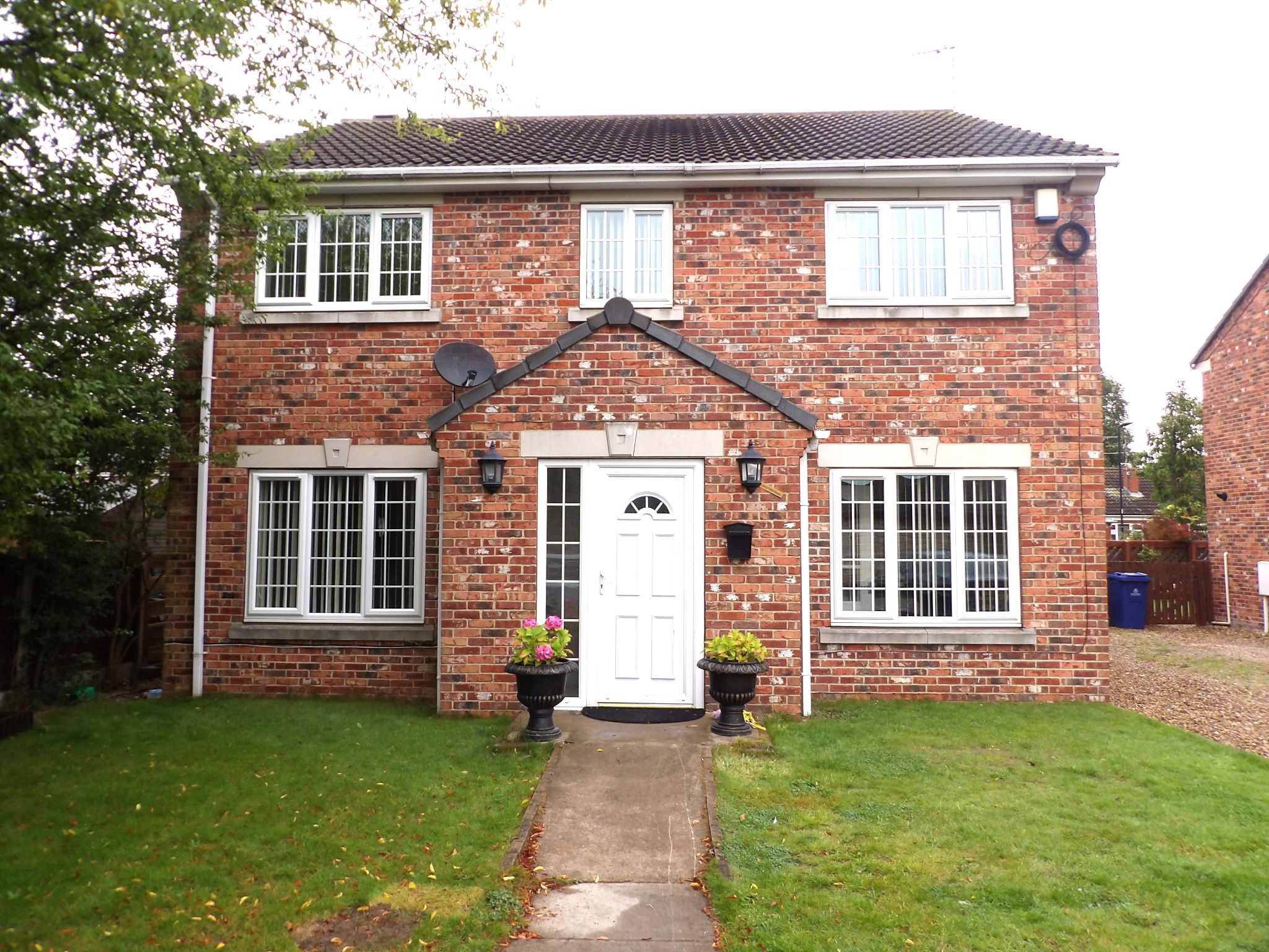 3 bedroom detached house To Let in Doncaster - Photograph 1.