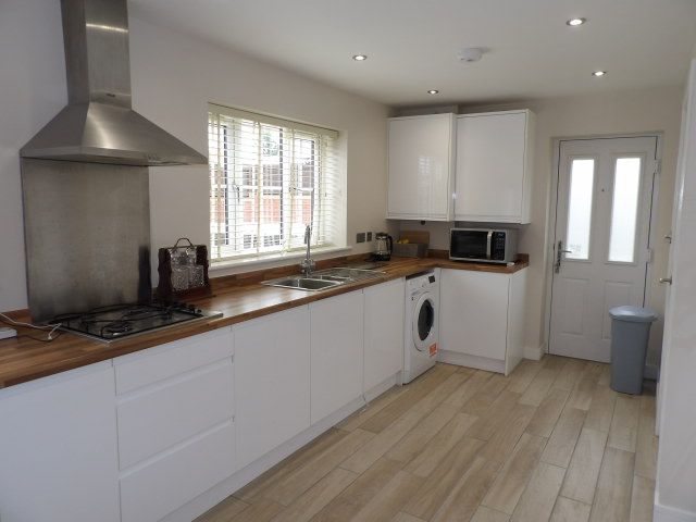 3 bedroom semi-detached house To Let in Doncaster - Property photograph.