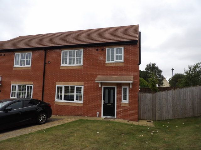 3 bedroom semi-detached house To Let in Doncaster - Property photograph.