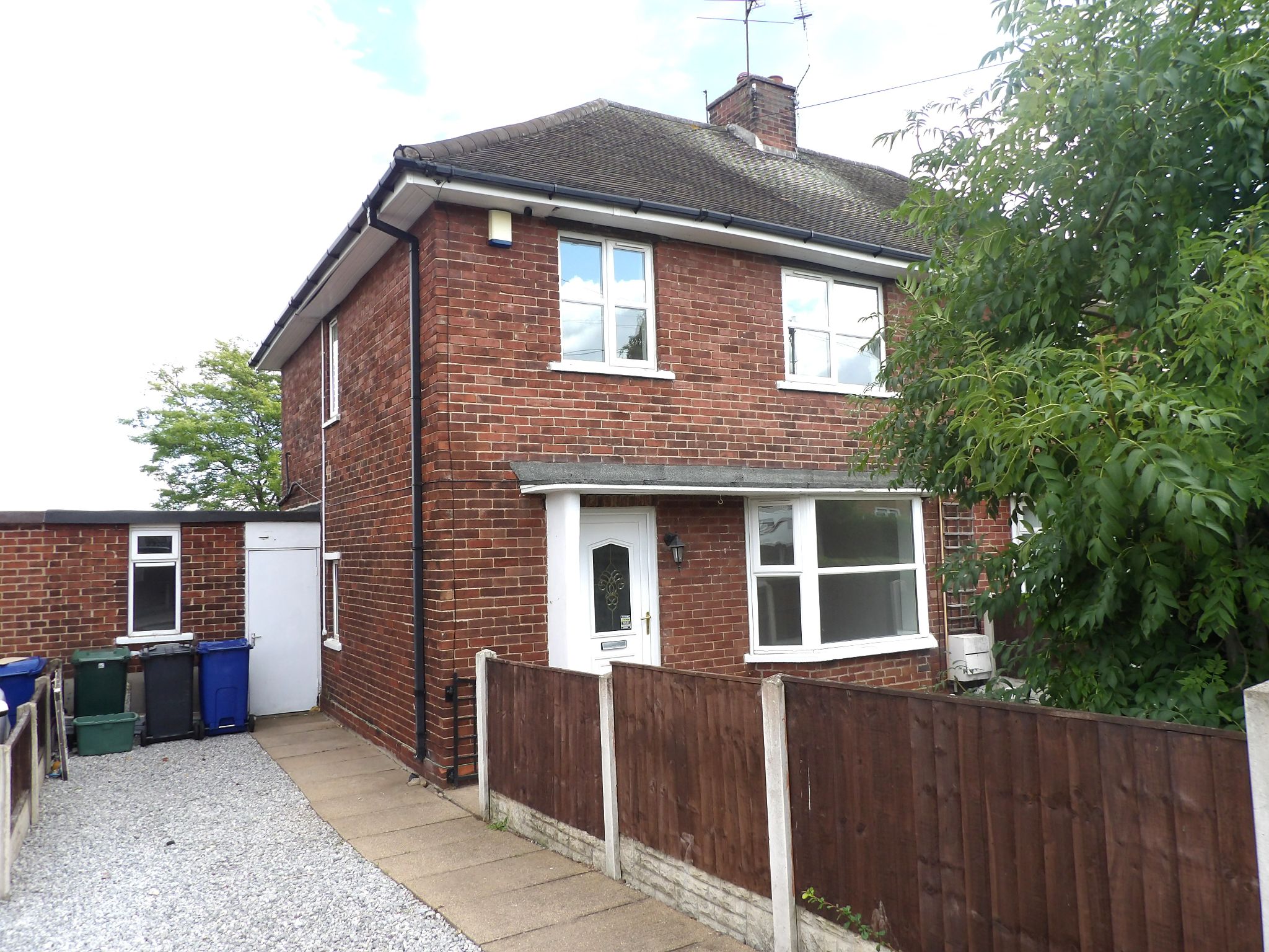3 bedroom semi-detached house To Let in Doncaster - Property photograph.