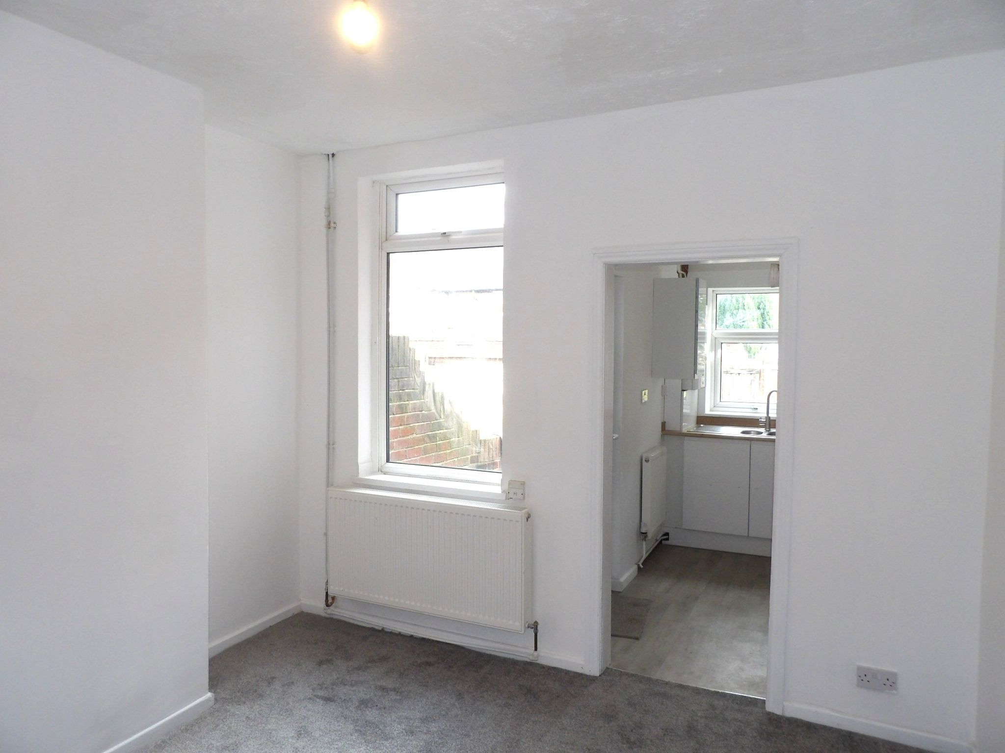 2 bedroom mid terraced house To Let in Doncaster - Property photograph.