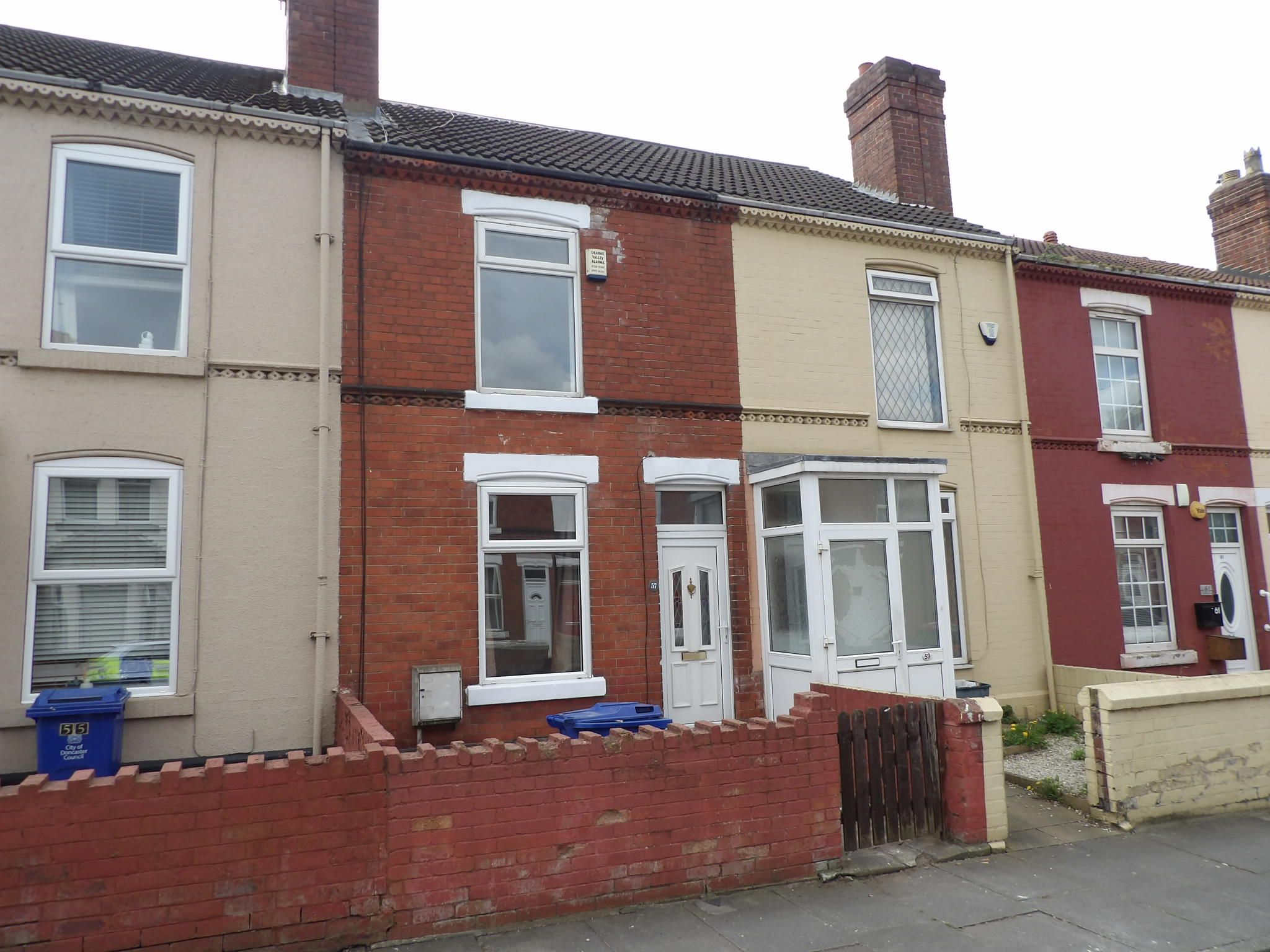 2 bedroom mid terraced house To Let in Doncaster - Property photograph.