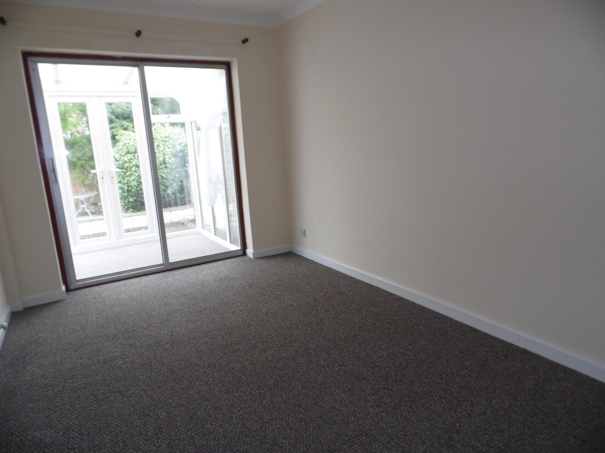 2 bedroom semi-detached bungalow Let Agreed in Doncaster - Photograph 9.
