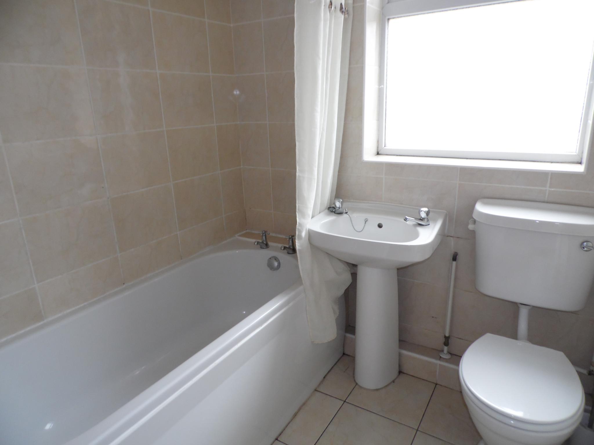 2 bedroom semi-detached bungalow Let Agreed in Doncaster - Photograph 10.