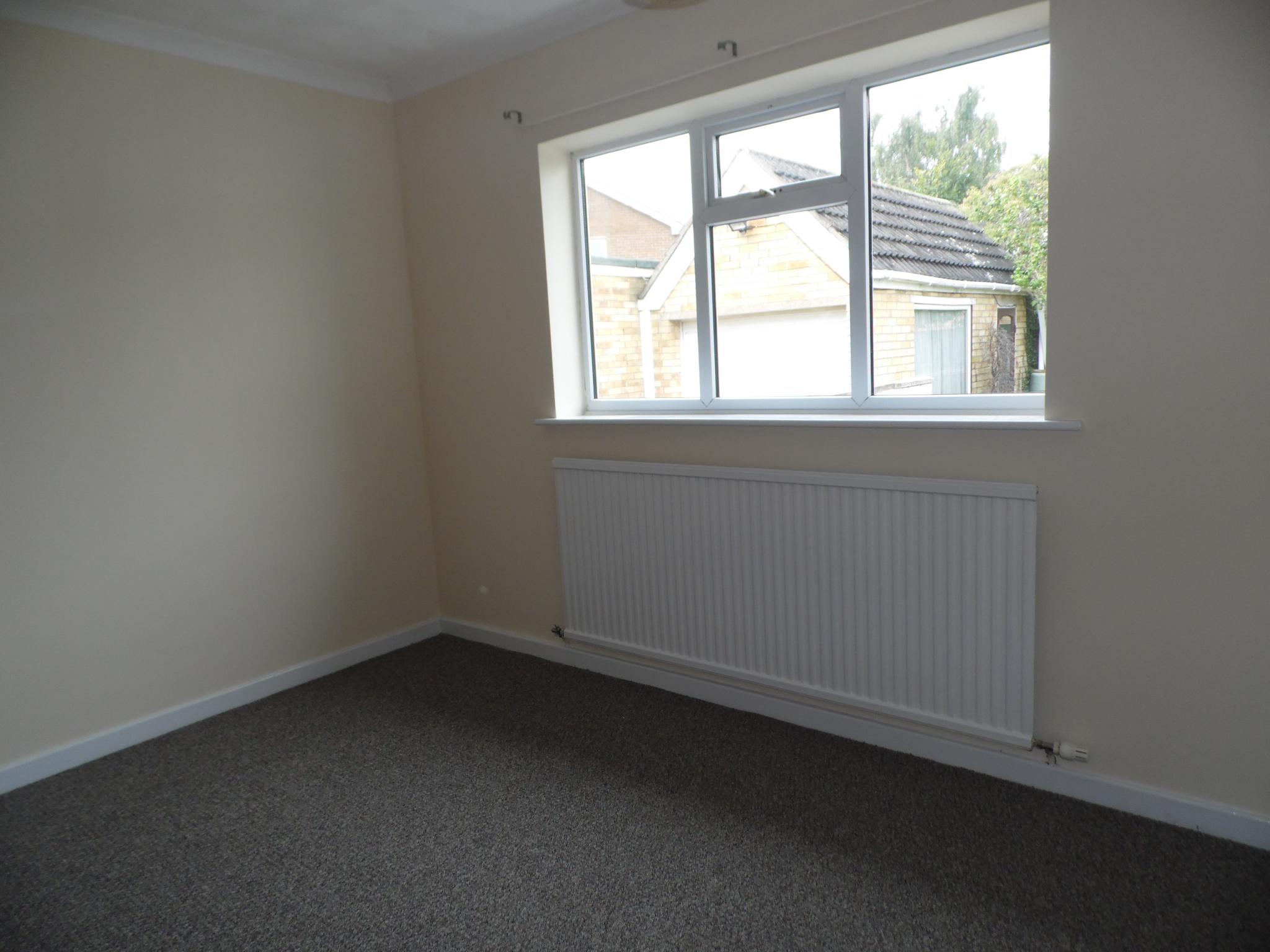 2 bedroom semi-detached bungalow Let Agreed in Doncaster - Photograph 7.