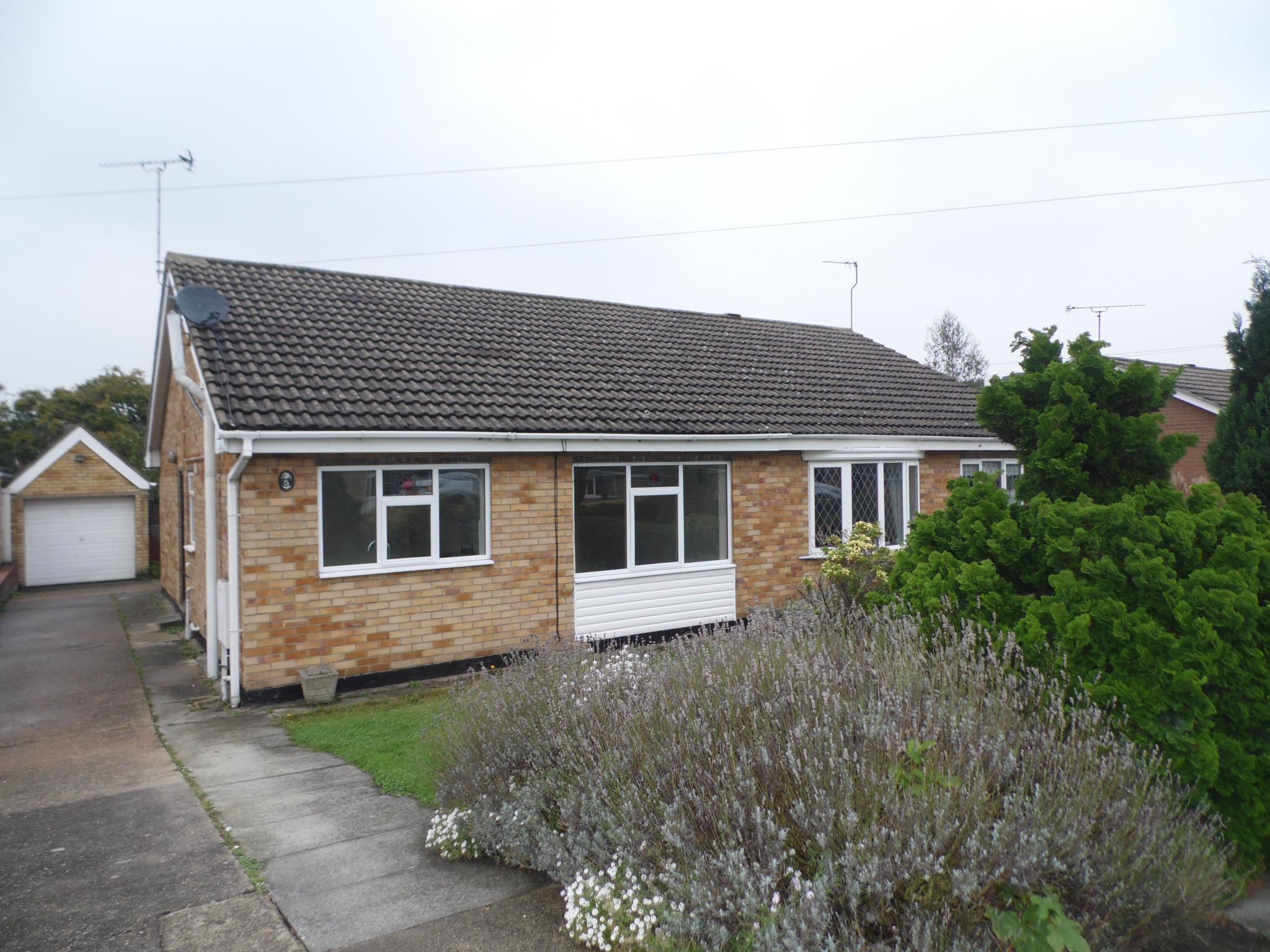2 bedroom semi-detached bungalow Let Agreed in Doncaster - Photograph 1.