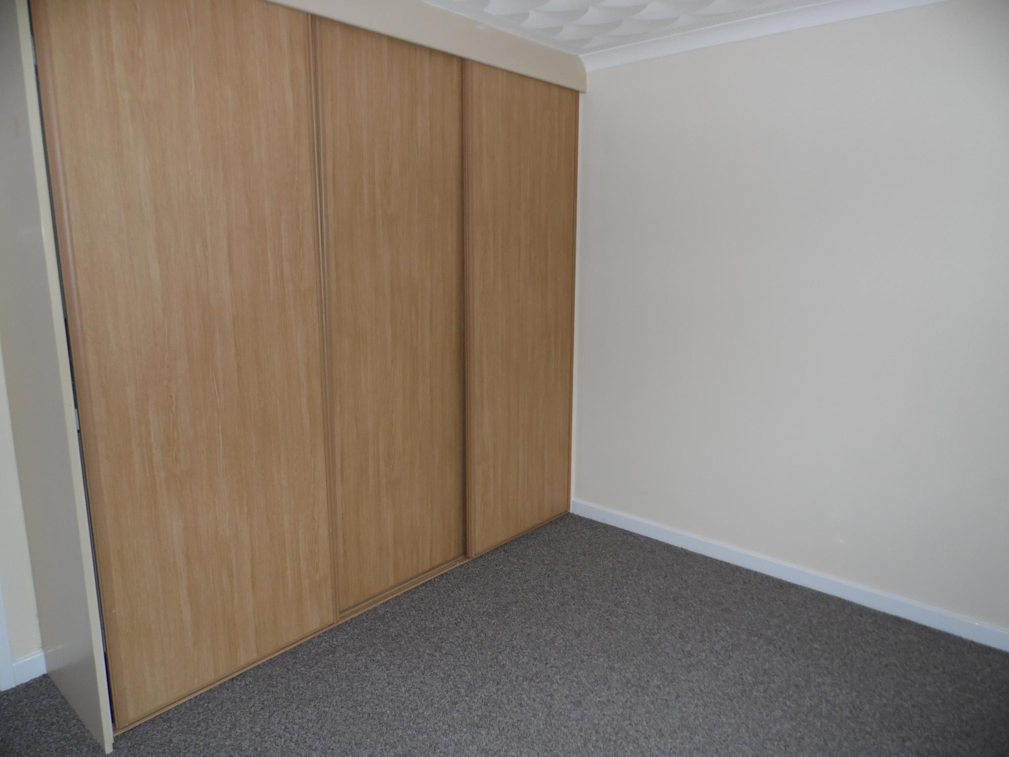 2 bedroom semi-detached bungalow Let Agreed in Doncaster - Photograph 8.