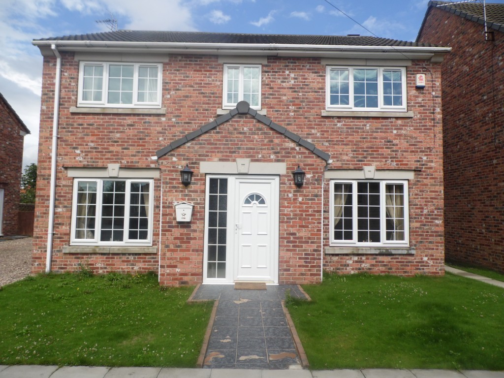 3 bedroom detached house To Let in Doncaster - Photograph 1.